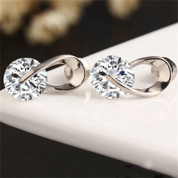 NEW!💙💎ADORABLE LITTLE CZ SWIRL STUDS!💎💙SILVERY - Picture 3 of 8